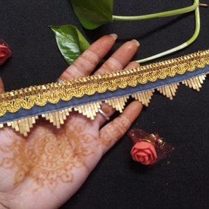 op maat gesneden Indiase gouden en grijze kleurversiering, grijze rand, grijze Sari-versiering, grijze randversiering, gouden rand, fluwelen stoffen rand, naaiversiering, rand.