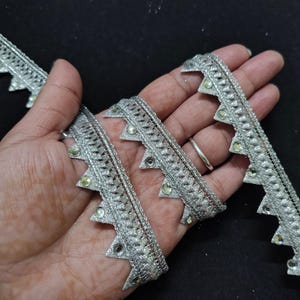 Ruban de sari tissé de franges perlées de couleur argent indien, ruban de costume, garniture de sac à main, ruban de rideau, ruban de mariage.
