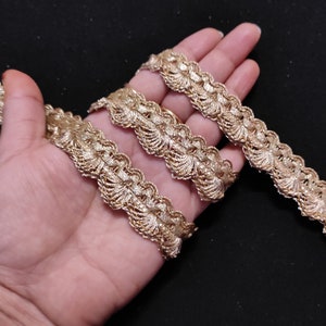 op maat gesneden Indiase beige gouden kleur trim, beige trim, beige Sint-jakobsschelpen design trim, handtas trim, handgemaakte Indiase trim, groothandel trim grens.