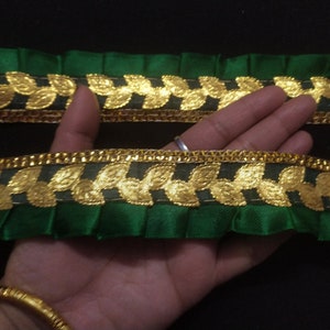 Op maat gesneden Indiase groene en gouden kleur geplooide Sari-versiering, groene bruiloftsrand, bloemenwerk, geplooid lint, handgemaakte bekleding, naaiversiering.