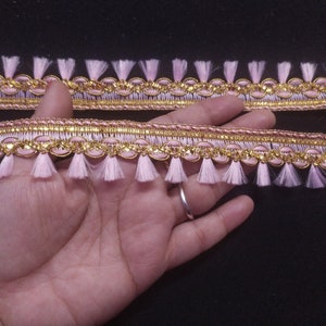Por jarda guarnição de borlas de ouro indiano e cor rosa, borda de tecido rosa dourado, guarnição de design de vieiras, guarnição de franja de borlas, borda de sari de casamento.