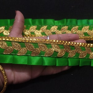 Ruban plissé en dentelle de couleur vert indien et or, motif floral, utilisé dans différentes conceptions d'objets multiples.