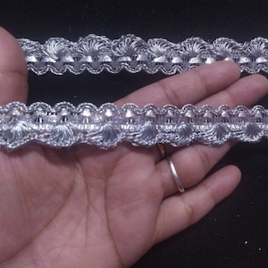 Schüttgut indische Silberfarbe gewebte Arbeit Fringe Design Band Spitzenbesatz Verwendet in verschiedenen Designing Crafting Nähen In Multi Artefakte