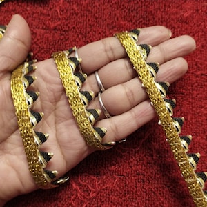 9 Yard Indiase metallic goud en zwarte kleur gesneden werk geweven franje ontwerp lint kant trim gebruikt in verschillende ontwerpen in meerdere artefacten