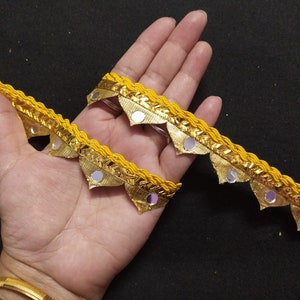 op maat gesneden Indiase gele en saaie gouden kleur spiegelversiering, gouden randversiering, gele rand Sari-versiering, Indiase Dupatta-versiering, bruiloftversieringsrand.