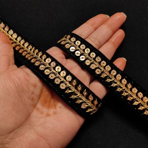 par yard, bordures dorées et noires, bordures sari noir, bordures sari en velours noir, bordures à paillettes dorées, bordures à coudre, bordures en gros, bordure en tissu noir.
