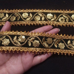Ruban indien en tissu velours à sequins couleur or métallique et vert bouteille, bordure de couture, bordure de création, bordure d'embellissement.