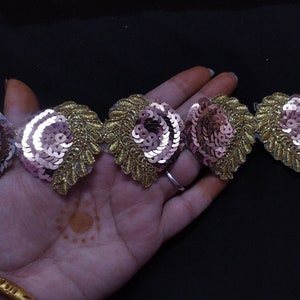 Op maat gesneden Indiase metallic goud en koperkleur geborduurde bloemen paillettenpatches ontwerpversiering gebruikt in verschillende ontwerpen in meerdere artefacten.