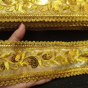 Op maat gesneden Indiase metallic goud- en crèmekleurige rand, goud geborduurde Sari-rand, netstofversiering, gouden paillettenversiering, gouden Sint-jakobsschelpenversiering.