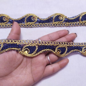 op maat gesneden Indiase marineblauwe en gouden kleur Netgeborduurd kralen franjeontwerp Lintversiering gebruikt in verschillende ontwerpen in meerdere artefacten.