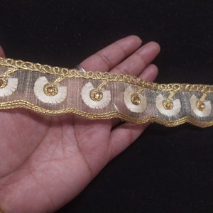 Par yards, bordure en dentelle de ruban brodée de franges perlées en filet de couleur crème indienne et dorée utilisée dans différentes conceptions de plusieurs artefacts.