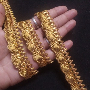Op maat gesneden Indiase gouden kleurversiering, gouden rand, gouden randversiering, gouden sint-jakobsschelpontwerpversiering, gouden rand, groothandelversiering, gouden kostuumversiering.