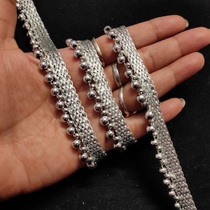 Op maat gesneden Indiase metallic zilveren kleurversiering, zilveren kralenversiering, zilveren parelversiering, Indiase sari-versiering, bruidskostuumversiering, groothandel versieringskant