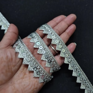 Op maat gesneden Indisch zilverkleurige geweven pailletten werk Franje ontwerp sarilint, kostuumlint, handtasversiering, gordijnlint, bruiloftslint.