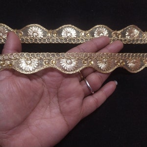 Por Yard Indian Dull Gold Color Trim, acabamento em sari dourado, acabamento em rede dourada, acabamento em cortina bordada, acabamento em cortina dourada, acabamento em bolsa, acabamento em abajur.
