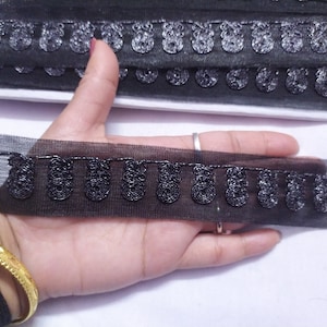 par mètre Garniture en dentelle de ruban net de couleur noire indienne à motif floral utilisée dans différentes conceptions de plusieurs artefacts.