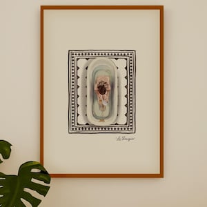Puede incluir: Una impresión enmarcada de una pintura de acuarela que representa una bañera con una persona dentro. La bañera está rodeada por un borde con un patrón en blanco y negro. La impresión está titulada "Le Tranquil".