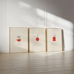 Puede incluir: Tres impresiones artísticas enmarcadas con diseños minimalistas. Cada impresión presenta una ilustración botánica en negro, una forma geométrica roja y una palabra con una definición. Los marcos son de color beige claro y el fondo es crema neutro.