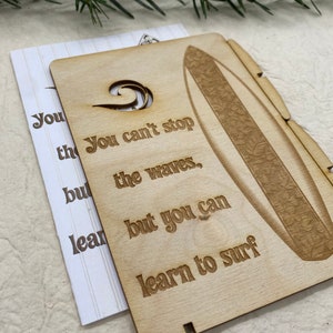 kaarten, surfen kaart, surfen is het leven kaart, hout gegraveerde kaarten, laser gegraveerde kaarten, tafelkaarten, kaarten met stands, PCS003