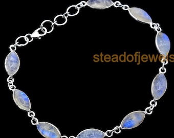 Op de afbeelding: Een zilveren armband met ovale maansteen kralen. De armband heeft een karabijn sluiting.