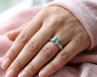 Anillo de topacio azul, anillo solitario de plata de ley, anillo de piedra azul de talla redonda, anillo de promesa minimalista, delicado anillo de piedra natal de diciembre para ella.