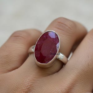 Anello con rubino fatto a mano: anello vistoso in argento sterling 925, perfetto da impilare.