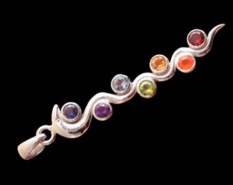 Colgante de chakra Kundalini con piedra arcoíris: joyería artesanal de plata de ley.