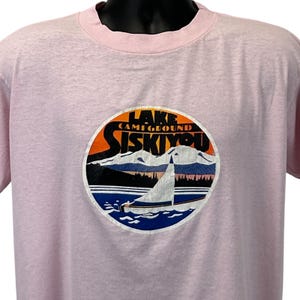Vintage jaren 90 Lake Siskiyou Campground T-shirt Californië zeilboot roze L Large