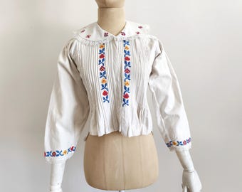 Vintage 1940 linen Romanian embroidered peter pan collar blouse