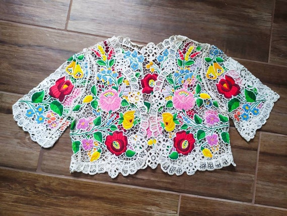 Vintage 1950 Hungarian Kalocsa floral Richelieu em