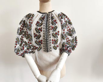 ルーマニア刺繍ハンドメイド民族ブラウスヴィンテージ衣装刺繍Tシャツ