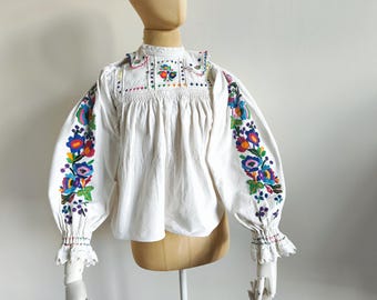 Antique 1940 linen natural bio ethnic floral embroidered Romanian blouse