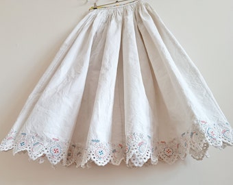Falda circular rumana de 1940 hecha de lino con bordado floral