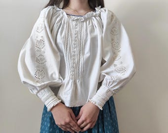 Antieke Roemeense folklore geborduurde blouse met kant uit 1940