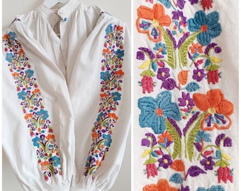 Antigua blusa rumana bordada floral bioétnica natural de lino de 1940