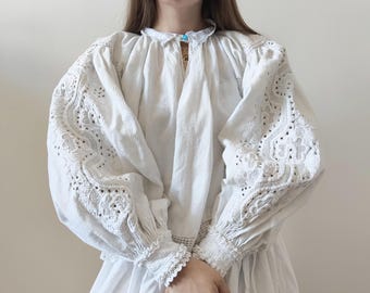 Antike rumänische Bluse aus den 1930er Jahren mit weißer Blumenstickerei aus Leinen.