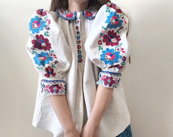 Blusa in lino naturale ricamata a mano con motivi floreali rumeni vintage del 1940