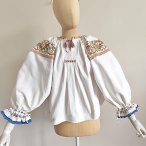 Vintage 1950 Romanian linen folklore floral embroidered blouse natural