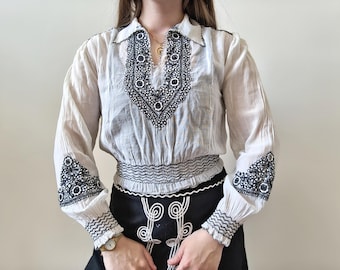 Blusa vintage ungherese trasparente del 11940 con ricami floreali a mano.