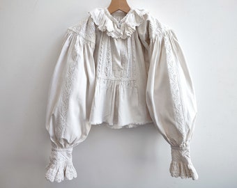 Ancienne chemise roumaine bihor des années 1930 à col chemisier avec broderie florale ethnique en lin bio