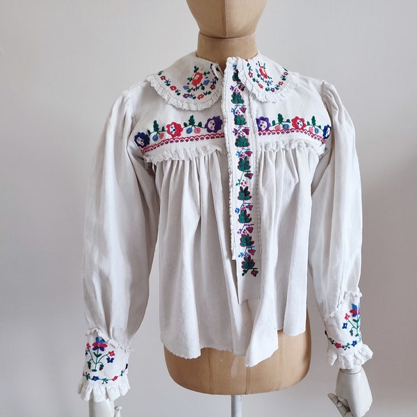 Antique Romanian 1940 cottagecore authentic folklore bio linen embroidered floral blouse