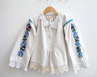 Antieke Roemeense linnen blouse uit 1930 met folklorehemd met bloemenborduurwerk