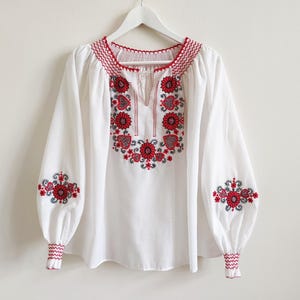 Vintage 1980 Matyo Hungarian floral hand embroidered blouse