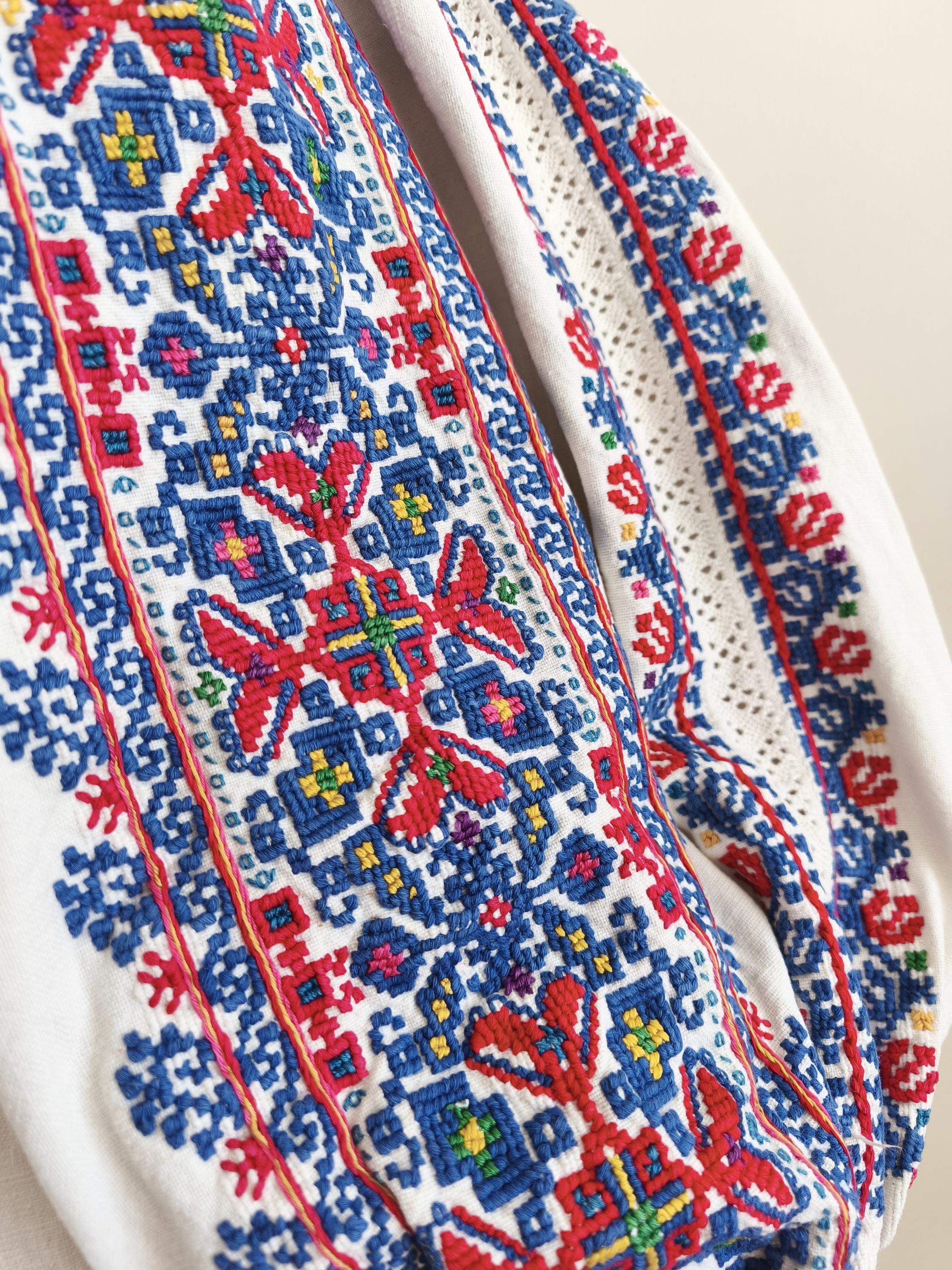 東欧ルーマニア製 刺繍ブラウス フォークロア調 コットン 民族調 クロスステッチ アンティークの花柄クロスステッチ刺繍ルーマニアブラウスフォークロア