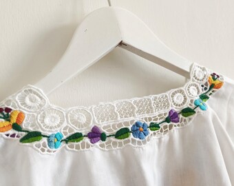 1970年代のヴィンテージ、シアー カロチャ ハンガリーの花柄手刺繍