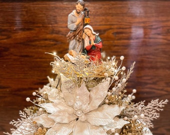 Weihnachtskerze, Weihnachtskrippe, Weihnachtsheilige Familie, heilige Familie, weiße Weihnachtskerze, Weihnachtsblumenarrangement, Christus