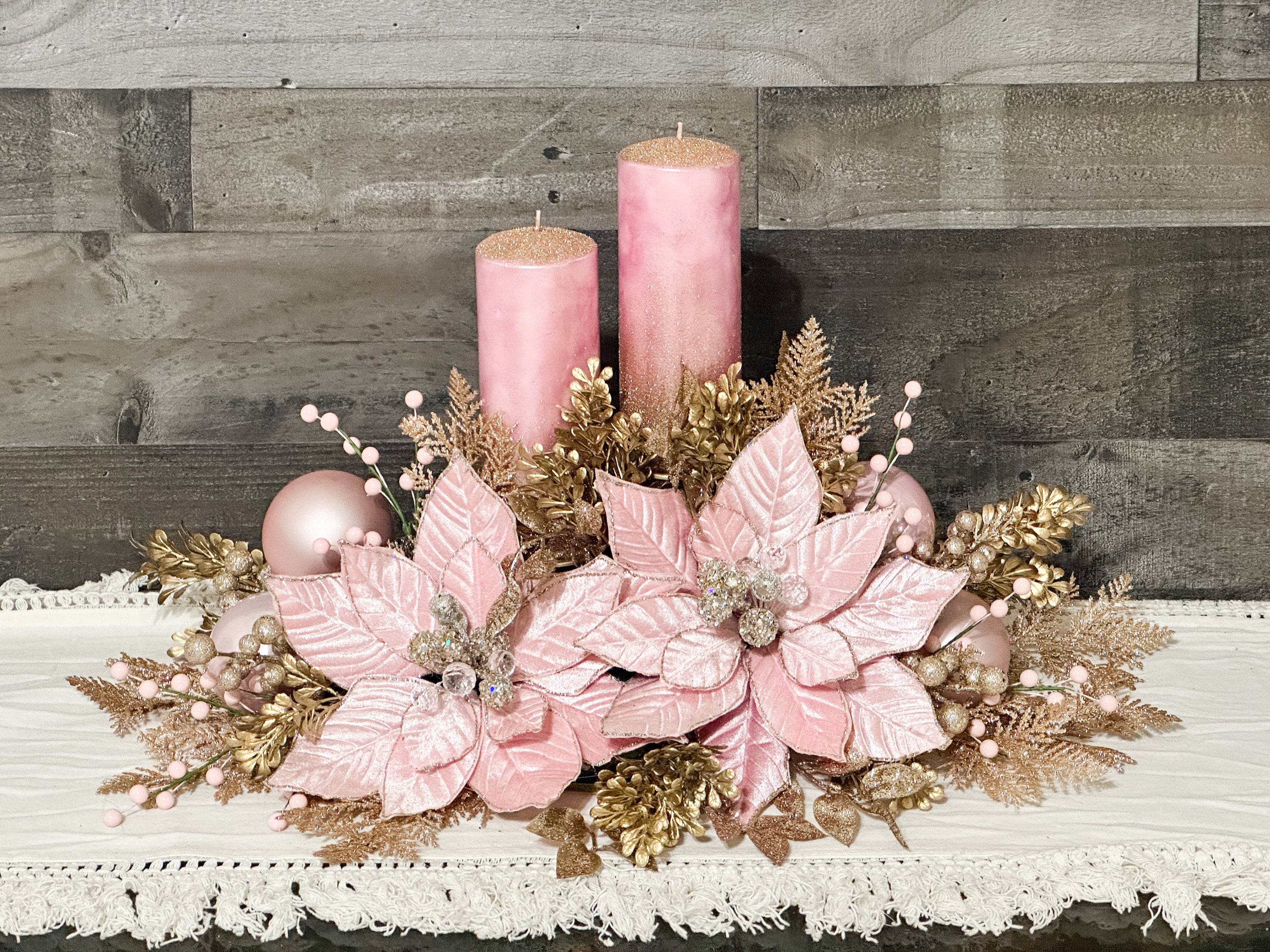 クリスマスのセンターピース、ピンクのフラワーアレンジメント、ピンク