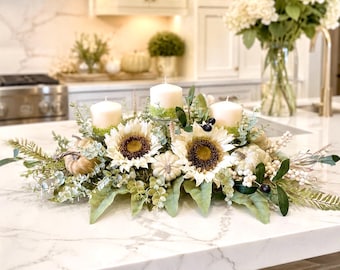 Centre de table luxueux avec tournesol et citrouille, composition automnale neutre, décoration de Thanksgiving