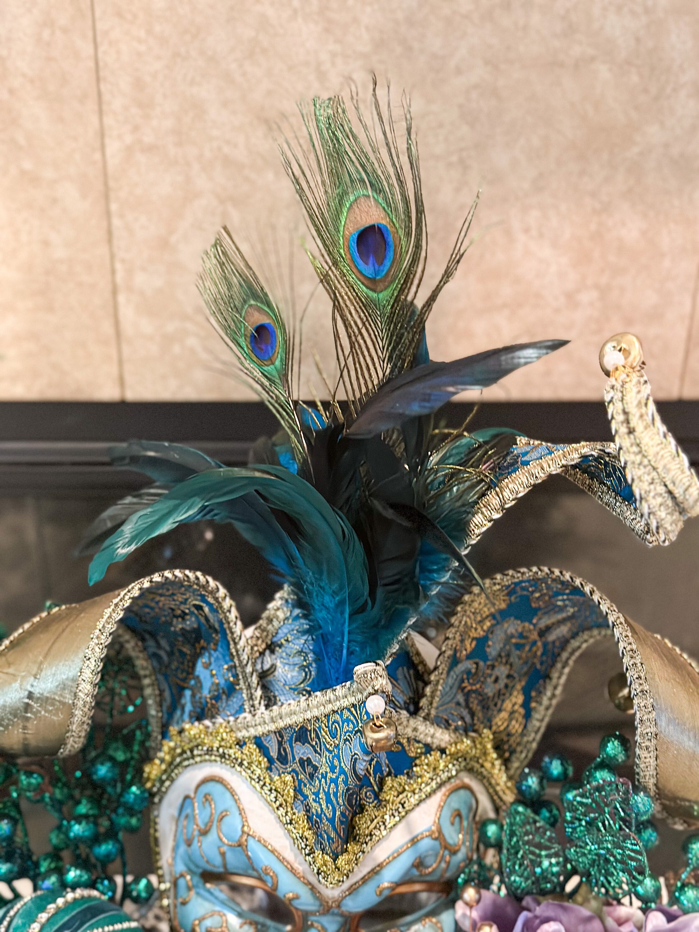 Mardi Gras Parade Tossed Peacock Feathers Black – Timeless