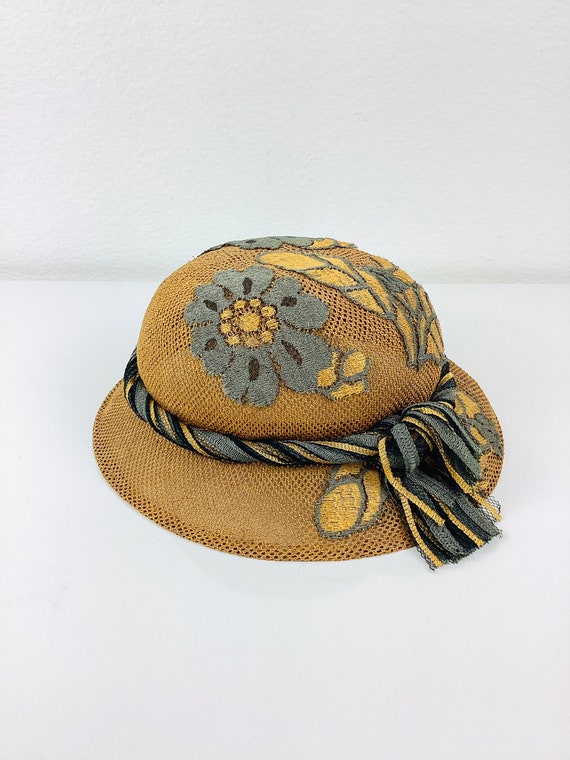 Vintage 1970s JANICE WAINWRIGHT Lace Applique Hat - image 1